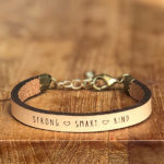 Laurel Denise armband sand ‘Strong ♥ smart ♥ kind’ (kindermaat)